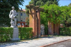 Viennaslide-06620978 Toviscosa wurde unter Benito Mussolini 1938 nach Trockenlegung der umliegenden Sümpfe als Prestigeobjekt mit einer riesigen Zellulose-Fabrik und architektonisch durchdachter Arbeitersiedlung im Sinne großer Autarkiebestrebungen angelegt.