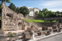 Viennaslide-06621004 Das Teatro Romano di Trieste (auch Teatro Tergestino) ist die Ruine des römischen Theaters in der norditalienischen Stadt Triest. Das Teatro Romano befindet sich an der Via del Teatro Romano am Fuße des Colle di San Giusto, dem Stadthügel und antiken Zentrum von Triest. Die halbkreisförmige Zuschauertribüne (cavea) mit den steinernen Sitzreihen ist durch Treppen in vier keilförmige Sektoren (cunei) unterteilt und bot ursprünglich Platz für 6.000 Personen.