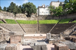 Viennaslide-06621005 Das Teatro Romano di Trieste (auch Teatro Tergestino) ist die Ruine des römischen Theaters in der norditalienischen Stadt Triest. Das Teatro Romano befindet sich an der Via del Teatro Romano am Fuße des Colle di San Giusto, dem Stadthügel und antiken Zentrum von Triest. Die halbkreisförmige Zuschauertribüne (cavea) mit den steinernen Sitzreihen ist durch Treppen in vier keilförmige Sektoren (cunei) unterteilt und bot ursprünglich Platz für 6.000 Personen.