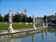 Viennaslide-06623111 Der Prato della Valle (Pra de la Vale auf Venetisch) ist ein Platz in Padua. Er ist mit rund 90.000 Quadratmetern der größte Platz der Stadt und einer der größten innerstädtischen Plätze in Europa. Am Prato liegt die Basilika Santa Giustina, eine der größten Kirchen der Welt.
Schon zu römischer Zeit fanden auf dem Platz öffentliche Veranstaltungen statt, ebenso im Mittelalter und den späteren Jahrhunderten. Seine heutige, elliptische Form mit einer Insel in der Mitte, zwei sie umsäumenden Reihen von 78 Statuen von Persönlichkeiten mit Verbindung zu Padua und einem sie umfließenden Kanal erhielt der Platz im 18. und 19. Jahrhundert.