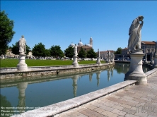 Viennaslide-06623113 Der Prato della Valle (Pra de la Vale auf Venetisch) ist ein Platz in Padua. Er ist mit rund 90.000 Quadratmetern der größte Platz der Stadt und einer der größten innerstädtischen Plätze in Europa. Am Prato liegt die Basilika Santa Giustina, eine der größten Kirchen der Welt.
Schon zu römischer Zeit fanden auf dem Platz öffentliche Veranstaltungen statt, ebenso im Mittelalter und den späteren Jahrhunderten. Seine heutige, elliptische Form mit einer Insel in der Mitte, zwei sie umsäumenden Reihen von 78 Statuen von Persönlichkeiten mit Verbindung zu Padua und einem sie umfließenden Kanal erhielt der Platz im 18. und 19. Jahrhundert.