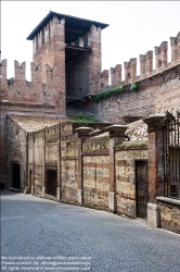 Viennaslide-06625701 Die Ponte Scaligero (deutsch: Skaligerbrücke) ist eine mittelalterliche Brücke in Verona über die Etsch. Die Brücke wurde von 1354 bis 1356 von Cangrande II. della Scala errichtet, um ihm im Falle einer Rebellion der Bevölkerung aufgrund seiner tyrannischen Herrschaft einen sicheren Fluchtweg aus der verbundenen gleichnamigen Burg zu verschaffen. Sie ist nach dem Geschlecht der Scaliger benannt, den Herrschern über Verona in jener Zeit. Die Konstruktion war so robust, dass sie fünf Jahrhunderte trotz einer schweren Flut unbeschädigt blieb, bis französische Truppen 1802 nach dem Frieden von Lunéville den Turm auf der linken Uferseite zerstörten und die meisten der Zinnen entfernten oder zumauerten. 1824 wurde der beschädigte Hauptpfeiler restauriert, zehn Jahre später die Mauern wiederaufgebaut und der Brückengang wiedereröffnet.