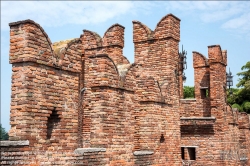 Viennaslide-06625704 Die Ponte Scaligero (deutsch: Skaligerbrücke) ist eine mittelalterliche Brücke in Verona über die Etsch. Die Brücke wurde von 1354 bis 1356 von Cangrande II. della Scala errichtet, um ihm im Falle einer Rebellion der Bevölkerung aufgrund seiner tyrannischen Herrschaft einen sicheren Fluchtweg aus der verbundenen gleichnamigen Burg zu verschaffen. Sie ist nach dem Geschlecht der Scaliger benannt, den Herrschern über Verona in jener Zeit. Die Konstruktion war so robust, dass sie fünf Jahrhunderte trotz einer schweren Flut unbeschädigt blieb, bis französische Truppen 1802 nach dem Frieden von Lunéville den Turm auf der linken Uferseite zerstörten und die meisten der Zinnen entfernten oder zumauerten. 1824 wurde der beschädigte Hauptpfeiler restauriert, zehn Jahre später die Mauern wiederaufgebaut und der Brückengang wiedereröffnet.