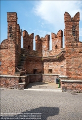 Viennaslide-06625705 Die Ponte Scaligero (deutsch: Skaligerbrücke) ist eine mittelalterliche Brücke in Verona über die Etsch. Die Brücke wurde von 1354 bis 1356 von Cangrande II. della Scala errichtet, um ihm im Falle einer Rebellion der Bevölkerung aufgrund seiner tyrannischen Herrschaft einen sicheren Fluchtweg aus der verbundenen gleichnamigen Burg zu verschaffen. Sie ist nach dem Geschlecht der Scaliger benannt, den Herrschern über Verona in jener Zeit. Die Konstruktion war so robust, dass sie fünf Jahrhunderte trotz einer schweren Flut unbeschädigt blieb, bis französische Truppen 1802 nach dem Frieden von Lunéville den Turm auf der linken Uferseite zerstörten und die meisten der Zinnen entfernten oder zumauerten. 1824 wurde der beschädigte Hauptpfeiler restauriert, zehn Jahre später die Mauern wiederaufgebaut und der Brückengang wiedereröffnet.