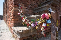 Viennaslide-06625706 Die Ponte Scaligero (deutsch: Skaligerbrücke) ist eine mittelalterliche Brücke in Verona über die Etsch. Die Brücke wurde von 1354 bis 1356 von Cangrande II. della Scala errichtet, um ihm im Falle einer Rebellion der Bevölkerung aufgrund seiner tyrannischen Herrschaft einen sicheren Fluchtweg aus der verbundenen gleichnamigen Burg zu verschaffen. Sie ist nach dem Geschlecht der Scaliger benannt, den Herrschern über Verona in jener Zeit. Die Konstruktion war so robust, dass sie fünf Jahrhunderte trotz einer schweren Flut unbeschädigt blieb, bis französische Truppen 1802 nach dem Frieden von Lunéville den Turm auf der linken Uferseite zerstörten und die meisten der Zinnen entfernten oder zumauerten. 1824 wurde der beschädigte Hauptpfeiler restauriert, zehn Jahre später die Mauern wiederaufgebaut und der Brückengang wiedereröffnet.