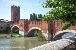 Viennaslide-06625707 Die Ponte Scaligero (deutsch: Skaligerbrücke) ist eine mittelalterliche Brücke in Verona über die Etsch. Die Brücke wurde von 1354 bis 1356 von Cangrande II. della Scala errichtet, um ihm im Falle einer Rebellion der Bevölkerung aufgrund seiner tyrannischen Herrschaft einen sicheren Fluchtweg aus der verbundenen gleichnamigen Burg zu verschaffen. Sie ist nach dem Geschlecht der Scaliger benannt, den Herrschern über Verona in jener Zeit. Die Konstruktion war so robust, dass sie fünf Jahrhunderte trotz einer schweren Flut unbeschädigt blieb, bis französische Truppen 1802 nach dem Frieden von Lunéville den Turm auf der linken Uferseite zerstörten und die meisten der Zinnen entfernten oder zumauerten. 1824 wurde der beschädigte Hauptpfeiler restauriert, zehn Jahre später die Mauern wiederaufgebaut und der Brückengang wiedereröffnet.