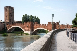 Viennaslide-06625708 Die Ponte Scaligero (deutsch: Skaligerbrücke) ist eine mittelalterliche Brücke in Verona über die Etsch. Die Brücke wurde von 1354 bis 1356 von Cangrande II. della Scala errichtet, um ihm im Falle einer Rebellion der Bevölkerung aufgrund seiner tyrannischen Herrschaft einen sicheren Fluchtweg aus der verbundenen gleichnamigen Burg zu verschaffen. Sie ist nach dem Geschlecht der Scaliger benannt, den Herrschern über Verona in jener Zeit. Die Konstruktion war so robust, dass sie fünf Jahrhunderte trotz einer schweren Flut unbeschädigt blieb, bis französische Truppen 1802 nach dem Frieden von Lunéville den Turm auf der linken Uferseite zerstörten und die meisten der Zinnen entfernten oder zumauerten. 1824 wurde der beschädigte Hauptpfeiler restauriert, zehn Jahre später die Mauern wiederaufgebaut und der Brückengang wiedereröffnet.