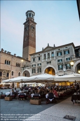 Viennaslide-06625801 Der Torre dei Lamberti ist ein Turm in der norditalienischen Stadt Verona in Venetien. Er überragt mit 84 Metern Höhe, als eines der höchsten Gebäude der Stadt, seine Umgebung deutlich. Der Turm steht direkt im Zentrum der Altstadt, circa 450 Meter nordnordöstlich der Arena di Verona an der westlichen Ecke eines Häuserblocks an der Piazza delle Erbe, an der schmalen Gasse Via della Costa, die einen Durchgang zur Piazza dei Signori (aufgrund der dortigen Dante-Statue oft nur Piazza Dante genannt) bildet.