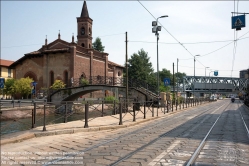 Viennaslide-06631102 Der Naviglio Grande ist der älteste Naviglio (Kanal) Mailands.
Er wurde in den Jahren 1177 bis 1257 gebaut und bezieht sein Wasser aus dem Ticino (Tessin). Über 50 km lang, diente er als Transportweg zwischen Mailand und dem Lago Maggiore (und somit auch der Schweiz). Die für den Bau des Domes benötigten Marmorblöcke, aber auch Schüttgüter wie Kohle wurden auf ihm verschifft, wobei Lastkähne durch den Kanal gestakt wurden. In den 1960er Jahren wurde der Transportverkehr eingestellt.
Der Naviglio wird heute als Wasserspender für die Landwirtschaft genutzt. Am Ende des Kanals (in Mailand) haben sich an beiden Ufern etliche Kneipen und Restaurants etabliert, die abends und am Wochenende gut besucht sind.