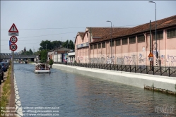 Viennaslide-06631103 Der Naviglio Grande ist der älteste Naviglio (Kanal) Mailands.Er wurde in den Jahren 1177 bis 1257 gebaut und bezieht sein Wasser aus dem Ticino (Tessin). Über 50 km lang, diente er als Transportweg zwischen Mailand und dem Lago Maggiore (und somit auch der Schweiz). Die für den Bau des Domes benötigten Marmorblöcke, aber auch Schüttgüter wie Kohle wurden auf ihm verschifft, wobei Lastkähne durch den Kanal gestakt wurden. In den 1960er Jahren wurde der Transportverkehr eingestellt.Der Naviglio wird heute als Wasserspender für die Landwirtschaft genutzt. Am Ende des Kanals (in Mailand) haben sich an beiden Ufern etliche Kneipen und Restaurants etabliert, die abends und am Wochenende gut besucht sind.