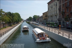 Viennaslide-06631104 Der Naviglio Grande ist der älteste Naviglio (Kanal) Mailands.
Er wurde in den Jahren 1177 bis 1257 gebaut und bezieht sein Wasser aus dem Ticino (Tessin). Über 50 km lang, diente er als Transportweg zwischen Mailand und dem Lago Maggiore (und somit auch der Schweiz). Die für den Bau des Domes benötigten Marmorblöcke, aber auch Schüttgüter wie Kohle wurden auf ihm verschifft, wobei Lastkähne durch den Kanal gestakt wurden. In den 1960er Jahren wurde der Transportverkehr eingestellt.
Der Naviglio wird heute als Wasserspender für die Landwirtschaft genutzt. Am Ende des Kanals (in Mailand) haben sich an beiden Ufern etliche Kneipen und Restaurants etabliert, die abends und am Wochenende gut besucht sind.