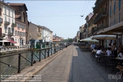 Viennaslide-06631106 Der Naviglio Grande ist der älteste Naviglio (Kanal) Mailands.Er wurde in den Jahren 1177 bis 1257 gebaut und bezieht sein Wasser aus dem Ticino (Tessin). Über 50 km lang, diente er als Transportweg zwischen Mailand und dem Lago Maggiore (und somit auch der Schweiz). Die für den Bau des Domes benötigten Marmorblöcke, aber auch Schüttgüter wie Kohle wurden auf ihm verschifft, wobei Lastkähne durch den Kanal gestakt wurden. In den 1960er Jahren wurde der Transportverkehr eingestellt.Der Naviglio wird heute als Wasserspender für die Landwirtschaft genutzt. Am Ende des Kanals (in Mailand) haben sich an beiden Ufern etliche Kneipen und Restaurants etabliert, die abends und am Wochenende gut besucht sind.