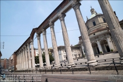 Viennaslide-06631123 Die Kolonnade von San Lorenzo gilt heute als eines der wenigen Zeugnisse für das sogenannte antiken Mediolanum während der römischen Zeit. Ähnliche Bauwerke wurden im Laufe der Jahrhunderte zerstört. Die im korinthischen Stil erbauten Säulen wurden ursprünglich im 3. Jahrhundert errichtet und waren wahrscheinlich tragende Pfeiler eines Gebäudes.
