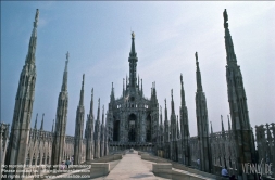 Viennaslide-06631203 Der Mailänder Dom (lombardisch Dom de Milan, italienisch Duomo di Milano (eigentlich Basilica cattedrale metropolitana di Santa Maria Nascente)) ist eine römisch-katholische Kirche in Mailand unter dem Patrozinium Mariä Geburt. Er ist die Kathedrale des Erzbistums Mailand. 1386 in gotischen Formen begonnen, war der Dom bei der Schlussweihe 1572 noch nicht vollendet und bekam erst ab der napoleonischen Zeit seine heutige Fassade.