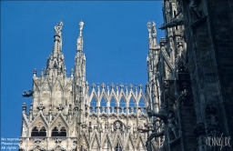 Viennaslide-06631204 Der Mailänder Dom (lombardisch Dom de Milan, italienisch Duomo di Milano (eigentlich Basilica cattedrale metropolitana di Santa Maria Nascente)) ist eine römisch-katholische Kirche in Mailand unter dem Patrozinium Mariä Geburt. Er ist die Kathedrale des Erzbistums Mailand. 1386 in gotischen Formen begonnen, war der Dom bei der Schlussweihe 1572 noch nicht vollendet und bekam erst ab der napoleonischen Zeit seine heutige Fassade.