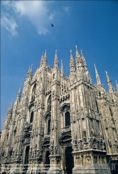 Viennaslide-06631206 Der Mailänder Dom (lombardisch Dom de Milan, italienisch Duomo di Milano (eigentlich Basilica cattedrale metropolitana di Santa Maria Nascente)) ist eine römisch-katholische Kirche in Mailand unter dem Patrozinium Mariä Geburt. Er ist die Kathedrale des Erzbistums Mailand. 1386 in gotischen Formen begonnen, war der Dom bei der Schlussweihe 1572 noch nicht vollendet und bekam erst ab der napoleonischen Zeit seine heutige Fassade.