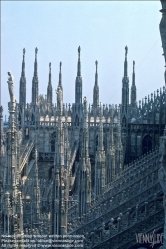 Viennaslide-06631207 Der Mailänder Dom (lombardisch Dom de Milan, italienisch Duomo di Milano (eigentlich Basilica cattedrale metropolitana di Santa Maria Nascente)) ist eine römisch-katholische Kirche in Mailand unter dem Patrozinium Mariä Geburt. Er ist die Kathedrale des Erzbistums Mailand. 1386 in gotischen Formen begonnen, war der Dom bei der Schlussweihe 1572 noch nicht vollendet und bekam erst ab der napoleonischen Zeit seine heutige Fassade.