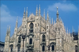 Viennaslide-06631209 Der Mailänder Dom (lombardisch Dom de Milan, italienisch Duomo di Milano (eigentlich Basilica cattedrale metropolitana di Santa Maria Nascente)) ist eine römisch-katholische Kirche in Mailand unter dem Patrozinium Mariä Geburt. Er ist die Kathedrale des Erzbistums Mailand. 1386 in gotischen Formen begonnen, war der Dom bei der Schlussweihe 1572 noch nicht vollendet und bekam erst ab der napoleonischen Zeit seine heutige Fassade.