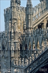 Viennaslide-06631210 Der Mailänder Dom (lombardisch Dom de Milan, italienisch Duomo di Milano (eigentlich Basilica cattedrale metropolitana di Santa Maria Nascente)) ist eine römisch-katholische Kirche in Mailand unter dem Patrozinium Mariä Geburt. Er ist die Kathedrale des Erzbistums Mailand. 1386 in gotischen Formen begonnen, war der Dom bei der Schlussweihe 1572 noch nicht vollendet und bekam erst ab der napoleonischen Zeit seine heutige Fassade.