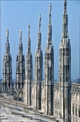 Viennaslide-06631211 Der Mailänder Dom (lombardisch Dom de Milan, italienisch Duomo di Milano (eigentlich Basilica cattedrale metropolitana di Santa Maria Nascente)) ist eine römisch-katholische Kirche in Mailand unter dem Patrozinium Mariä Geburt. Er ist die Kathedrale des Erzbistums Mailand. 1386 in gotischen Formen begonnen, war der Dom bei der Schlussweihe 1572 noch nicht vollendet und bekam erst ab der napoleonischen Zeit seine heutige Fassade.