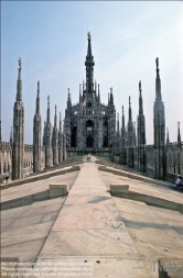 Viennaslide-06631213 Der Mailänder Dom (lombardisch Dom de Milan, italienisch Duomo di Milano (eigentlich Basilica cattedrale metropolitana di Santa Maria Nascente)) ist eine römisch-katholische Kirche in Mailand unter dem Patrozinium Mariä Geburt. Er ist die Kathedrale des Erzbistums Mailand. 1386 in gotischen Formen begonnen, war der Dom bei der Schlussweihe 1572 noch nicht vollendet und bekam erst ab der napoleonischen Zeit seine heutige Fassade.