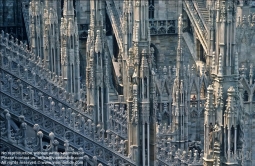 Viennaslide-06631218 Der Mailänder Dom (lombardisch Dom de Milan, italienisch Duomo di Milano (eigentlich Basilica cattedrale metropolitana di Santa Maria Nascente)) ist eine römisch-katholische Kirche in Mailand unter dem Patrozinium Mariä Geburt. Er ist die Kathedrale des Erzbistums Mailand. 1386 in gotischen Formen begonnen, war der Dom bei der Schlussweihe 1572 noch nicht vollendet und bekam erst ab der napoleonischen Zeit seine heutige Fassade.