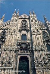 Viennaslide-06631220 Der Mailänder Dom (lombardisch Dom de Milan, italienisch Duomo di Milano (eigentlich Basilica cattedrale metropolitana di Santa Maria Nascente)) ist eine römisch-katholische Kirche in Mailand unter dem Patrozinium Mariä Geburt. Er ist die Kathedrale des Erzbistums Mailand. 1386 in gotischen Formen begonnen, war der Dom bei der Schlussweihe 1572 noch nicht vollendet und bekam erst ab der napoleonischen Zeit seine heutige Fassade.