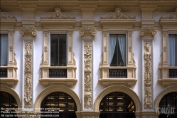 Viennaslide-06631306 Die Galleria Vittorio Emanuele II (deutsch Viktor-Emanuel-Galerie) in Mailand ist eine nach Viktor Emanuel II., dem Einiger und König Italiens, benannte Einkaufsgalerie aus dem 19. Jahrhundert. Die Eröffnung durch den König fand am 15. September 1867 statt.