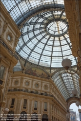 Viennaslide-06631307 Die Galleria Vittorio Emanuele II (deutsch Viktor-Emanuel-Galerie) in Mailand ist eine nach Viktor Emanuel II., dem Einiger und König Italiens, benannte Einkaufsgalerie aus dem 19. Jahrhundert. Die Eröffnung durch den König fand am 15. September 1867 statt.