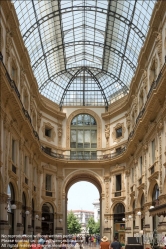 Viennaslide-06631308 Die Galleria Vittorio Emanuele II (deutsch Viktor-Emanuel-Galerie) in Mailand ist eine nach Viktor Emanuel II., dem Einiger und König Italiens, benannte Einkaufsgalerie aus dem 19. Jahrhundert. Die Eröffnung durch den König fand am 15. September 1867 statt.
