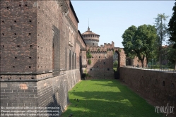 Viennaslide-06631401 Das mächtige von Zinnen gekrönte Kastell wurde ab 1450 von Francesco I. Sforza an der Stelle der in den Jahren 1360–1370 erbauten und im Jahre 1447 zerstörten Burg der Familie Visconti gebaut. An der Anlage haben zahlreiche Architekten gearbeitet und umgebaut, unter ihnen Guiniforte Solari, Leonardo da Vinci, Filarete, Bramante und Cesare Cesariano. Ein Bastionensystem, das seit der spanischen Herrschaft im 17. und 18. Jahrhundert das Schloss umgab, ließ ab 1800 Napoleon schleifen, es wurde später teils überbaut, teils parkartig umgestaltet (siehe Simplonpark). Hier befinden sich u. a. eine Arena, ein Aussichtsturm und der neoklassische Triumphbogen Arco della Pace (Friedenstor) aus den Jahren 1807–1838.