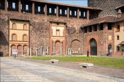 Viennaslide-06631411 Das mächtige von Zinnen gekrönte Kastell wurde ab 1450 von Francesco I. Sforza an der Stelle der in den Jahren 1360–1370 erbauten und im Jahre 1447 zerstörten Burg der Familie Visconti gebaut. An der Anlage haben zahlreiche Architekten gearbeitet und umgebaut, unter ihnen Guiniforte Solari, Leonardo da Vinci, Filarete, Bramante und Cesare Cesariano. Ein Bastionensystem, das seit der spanischen Herrschaft im 17. und 18. Jahrhundert das Schloss umgab, ließ ab 1800 Napoleon schleifen, es wurde später teils überbaut, teils parkartig umgestaltet (siehe Simplonpark). Hier befinden sich u. a. eine Arena, ein Aussichtsturm und der neoklassische Triumphbogen Arco della Pace (Friedenstor) aus den Jahren 1807–1838.