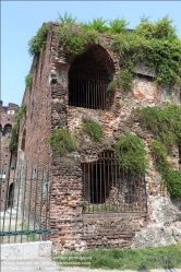 Viennaslide-06631413 Das mächtige von Zinnen gekrönte Kastell wurde ab 1450 von Francesco I. Sforza an der Stelle der in den Jahren 1360–1370 erbauten und im Jahre 1447 zerstörten Burg der Familie Visconti gebaut. An der Anlage haben zahlreiche Architekten gearbeitet und umgebaut, unter ihnen Guiniforte Solari, Leonardo da Vinci, Filarete, Bramante und Cesare Cesariano. Ein Bastionensystem, das seit der spanischen Herrschaft im 17. und 18. Jahrhundert das Schloss umgab, ließ ab 1800 Napoleon schleifen, es wurde später teils überbaut, teils parkartig umgestaltet (siehe Simplonpark). Hier befinden sich u. a. eine Arena, ein Aussichtsturm und der neoklassische Triumphbogen Arco della Pace (Friedenstor) aus den Jahren 1807–1838.