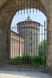 Viennaslide-06631414 Das mächtige von Zinnen gekrönte Kastell wurde ab 1450 von Francesco I. Sforza an der Stelle der in den Jahren 1360–1370 erbauten und im Jahre 1447 zerstörten Burg der Familie Visconti gebaut. An der Anlage haben zahlreiche Architekten gearbeitet und umgebaut, unter ihnen Guiniforte Solari, Leonardo da Vinci, Filarete, Bramante und Cesare Cesariano. Ein Bastionensystem, das seit der spanischen Herrschaft im 17. und 18. Jahrhundert das Schloss umgab, ließ ab 1800 Napoleon schleifen, es wurde später teils überbaut, teils parkartig umgestaltet (siehe Simplonpark). Hier befinden sich u. a. eine Arena, ein Aussichtsturm und der neoklassische Triumphbogen Arco della Pace (Friedenstor) aus den Jahren 1807–1838.