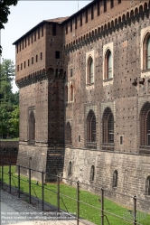 Viennaslide-06631416 Das mächtige von Zinnen gekrönte Kastell wurde ab 1450 von Francesco I. Sforza an der Stelle der in den Jahren 1360–1370 erbauten und im Jahre 1447 zerstörten Burg der Familie Visconti gebaut. An der Anlage haben zahlreiche Architekten gearbeitet und umgebaut, unter ihnen Guiniforte Solari, Leonardo da Vinci, Filarete, Bramante und Cesare Cesariano. Ein Bastionensystem, das seit der spanischen Herrschaft im 17. und 18. Jahrhundert das Schloss umgab, ließ ab 1800 Napoleon schleifen, es wurde später teils überbaut, teils parkartig umgestaltet (siehe Simplonpark). Hier befinden sich u. a. eine Arena, ein Aussichtsturm und der neoklassische Triumphbogen Arco della Pace (Friedenstor) aus den Jahren 1807–1838.