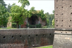 Viennaslide-06631418 Das mächtige von Zinnen gekrönte Kastell wurde ab 1450 von Francesco I. Sforza an der Stelle der in den Jahren 1360–1370 erbauten und im Jahre 1447 zerstörten Burg der Familie Visconti gebaut. An der Anlage haben zahlreiche Architekten gearbeitet und umgebaut, unter ihnen Guiniforte Solari, Leonardo da Vinci, Filarete, Bramante und Cesare Cesariano. Ein Bastionensystem, das seit der spanischen Herrschaft im 17. und 18. Jahrhundert das Schloss umgab, ließ ab 1800 Napoleon schleifen, es wurde später teils überbaut, teils parkartig umgestaltet (siehe Simplonpark). Hier befinden sich u. a. eine Arena, ein Aussichtsturm und der neoklassische Triumphbogen Arco della Pace (Friedenstor) aus den Jahren 1807–1838.