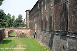 Viennaslide-06631419 Das mächtige von Zinnen gekrönte Kastell wurde ab 1450 von Francesco I. Sforza an der Stelle der in den Jahren 1360–1370 erbauten und im Jahre 1447 zerstörten Burg der Familie Visconti gebaut. An der Anlage haben zahlreiche Architekten gearbeitet und umgebaut, unter ihnen Guiniforte Solari, Leonardo da Vinci, Filarete, Bramante und Cesare Cesariano. Ein Bastionensystem, das seit der spanischen Herrschaft im 17. und 18. Jahrhundert das Schloss umgab, ließ ab 1800 Napoleon schleifen, es wurde später teils überbaut, teils parkartig umgestaltet (siehe Simplonpark). Hier befinden sich u. a. eine Arena, ein Aussichtsturm und der neoklassische Triumphbogen Arco della Pace (Friedenstor) aus den Jahren 1807–1838.