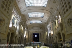 Viennaslide-06631701 Die Stazione di Milano Centrale (oder kurz Milano Centrale) in Mailand ist ein Kopfbahnhof und einer der wichtigsten Bahnhöfe im europäischen Verkehrsnetz. Er wurde 1931 offiziell eingeweiht, um den alten Hauptbahnhof von 1864 zu ersetzen, der seit der Einweihung des Simplontunnels 1906 dem erhöhten Verkehrsaufkommen nicht mehr gewachsen war. Der Architekt der Stazione Centrale war Ulisse Stacchini, der 1912 den Architekturwettbewerb gewann.