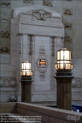 Viennaslide-06631702 Die Stazione di Milano Centrale (oder kurz Milano Centrale) in Mailand ist ein Kopfbahnhof und einer der wichtigsten Bahnhöfe im europäischen Verkehrsnetz. Er wurde 1931 offiziell eingeweiht, um den alten Hauptbahnhof von 1864 zu ersetzen, der seit der Einweihung des Simplontunnels 1906 dem erhöhten Verkehrsaufkommen nicht mehr gewachsen war. Der Architekt der Stazione Centrale war Ulisse Stacchini, der 1912 den Architekturwettbewerb gewann.