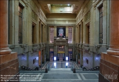 Viennaslide-06631704 Die Stazione di Milano Centrale (oder kurz Milano Centrale) in Mailand ist ein Kopfbahnhof und einer der wichtigsten Bahnhöfe im europäischen Verkehrsnetz. Er wurde 1931 offiziell eingeweiht, um den alten Hauptbahnhof von 1864 zu ersetzen, der seit der Einweihung des Simplontunnels 1906 dem erhöhten Verkehrsaufkommen nicht mehr gewachsen war. Der Architekt der Stazione Centrale war Ulisse Stacchini, der 1912 den Architekturwettbewerb gewann.