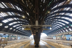 Viennaslide-06631706 Die Stazione di Milano Centrale (oder kurz Milano Centrale) in Mailand ist ein Kopfbahnhof und einer der wichtigsten Bahnhöfe im europäischen Verkehrsnetz. Er wurde 1931 offiziell eingeweiht, um den alten Hauptbahnhof von 1864 zu ersetzen, der seit der Einweihung des Simplontunnels 1906 dem erhöhten Verkehrsaufkommen nicht mehr gewachsen war. Der Architekt der Stazione Centrale war Ulisse Stacchini, der 1912 den Architekturwettbewerb gewann.