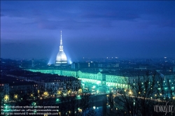 Viennaslide-06632001 Die Mole Antonelliana (ital. mole: sehr großes Bauwerk) ist ein Wahrzeichen der italienischen Stadt Turin. Der pavillonartige Bau mit seinem hohen, sich stark verjüngenden Aufsatz entstand in den Jahren 1863–1889 nach Plänen des Turiner Architekten Alessandro Antonelli (1798–1888). Er war im Auftrag der jüdischen Gemeinde als Synagoge begonnen worden und ursprünglich mit 280.000 Lire veranschlagt. Der übersteigerte Ehrgeiz des Architekten, ein einzigartiges, meisterhaftes Bauwerk zu errichten, ließ die Kosten derart explodieren, dass 1876 schon 692.000 Lire ausgegeben waren, das Gebäude aber immer noch nicht fertiggestellt war. Die Aufstellung einer knapp 4 Meter hohen Figur eines geflügelten Genius auf der Spitze markierte im April 1889 die Vollendung des Baus.