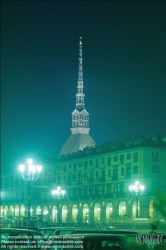 Viennaslide-06632004 Die Mole Antonelliana (ital. mole: sehr großes Bauwerk) ist ein Wahrzeichen der italienischen Stadt Turin. Der pavillonartige Bau mit seinem hohen, sich stark verjüngenden Aufsatz entstand in den Jahren 1863–1889 nach Plänen des Turiner Architekten Alessandro Antonelli (1798–1888). Er war im Auftrag der jüdischen Gemeinde als Synagoge begonnen worden und ursprünglich mit 280.000 Lire veranschlagt. Der übersteigerte Ehrgeiz des Architekten, ein einzigartiges, meisterhaftes Bauwerk zu errichten, ließ die Kosten derart explodieren, dass 1876 schon 692.000 Lire ausgegeben waren, das Gebäude aber immer noch nicht fertiggestellt war. Die Aufstellung einer knapp 4 Meter hohen Figur eines geflügelten Genius auf der Spitze markierte im April 1889 die Vollendung des Baus.