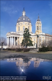 Viennaslide-06632101 Die nach ihrem Standort benannte Superga, eigentlich Basilica della Natività di Maria Vergine, ist eine bedeutende Wallfahrtskirche bei Turin in Italien. Vom Ort der heutigen Kirche beobachtete der Herzog Viktor Amadeus II. am 2. September 1706 die Belagerung des nahen Turin und gelobte der Gottesmutter, ihr den Bau einer Kirche an dieser Stelle zu widmen, wenn Turin befreit würde. Nachdem die Stadt tatsächlich nicht erobert wurde, war Viktor Amadeus darum bemüht, sein Versprechen einzulösen und damit begannen ab 1716 die Bauarbeiten an der Kirche, die bis 1731 dauern sollten. Als ausführender Architekt wurde Filippo Juvarra gewonnen, der zu dieser Zeit der einflussreichste Baumeister Savoyens werden sollte und hier sein erstes Großprojekt führte.