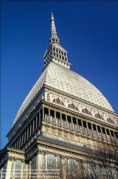 Viennaslide-06632121 Die Mole Antonelliana (ital. mole: sehr großes Bauwerk) ist ein Wahrzeichen der italienischen Stadt Turin. Der pavillonartige Bau mit seinem hohen, sich stark verjüngenden Aufsatz entstand in den Jahren 1863–1889 nach Plänen des Turiner Architekten Alessandro Antonelli (1798–1888). Er war im Auftrag der jüdischen Gemeinde als Synagoge begonnen worden und ursprünglich mit 280.000 Lire veranschlagt. Der übersteigerte Ehrgeiz des Architekten, ein einzigartiges, meisterhaftes Bauwerk zu errichten, ließ die Kosten derart explodieren, dass 1876 schon 692.000 Lire ausgegeben waren, das Gebäude aber immer noch nicht fertiggestellt war. Die Aufstellung einer knapp 4 Meter hohen Figur eines geflügelten Genius auf der Spitze markierte im April 1889 die Vollendung des Baus.