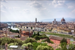 Viennaslide-06641002 Durch die mächtige Dynastie der Familie Medici stieg Florenz in der Renaissance zu einer der florierendsten Metropolen Europas auf. Zahlreiche Kunstschaffende und Geistliche waren hier beheimatet: Leonardo da Vinci verbrachte große Teile seiner Jugend in Florenz, Michelangelo fand Unterschlupf in der Kirche der Medici, Galileo Galilei wohnte als Hofmathematiker in den Palästen der Medici. Von 1865 bis 1870 war die Stadt die Hauptstadt des neu gegründeten Königreichs Italien.