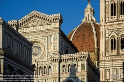 Viennaslide-06641603 Die Kathedrale Santa Maria del Fiore, italienisch Cattedrale di Santa Maria del Fiore ist die Bischofskirche des Erzbistums Florenz. Ihre Kuppel, das Hauptwerk Brunelleschis, gilt als technische Meisterleistung der frühen Renaissance. Piazza del Duomo