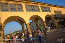 Viennaslide-06641806 Der Ponte Vecchio ist die älteste Brücke über den Arno in der italienischen Stadt Florenz. Das Bauwerk gilt als eine der ältesten Segmentbogenbrücken der Welt.
