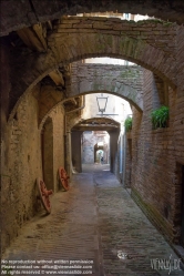 Viennaslide-06642013 Siena, mittelalterliche Gasse mit Strebebögen - Siena, Medival Alley