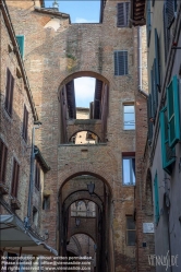 Viennaslide-06642019 Siena, mittelalterliche Gasse mit Strebebögen - Siena, Medival Alley